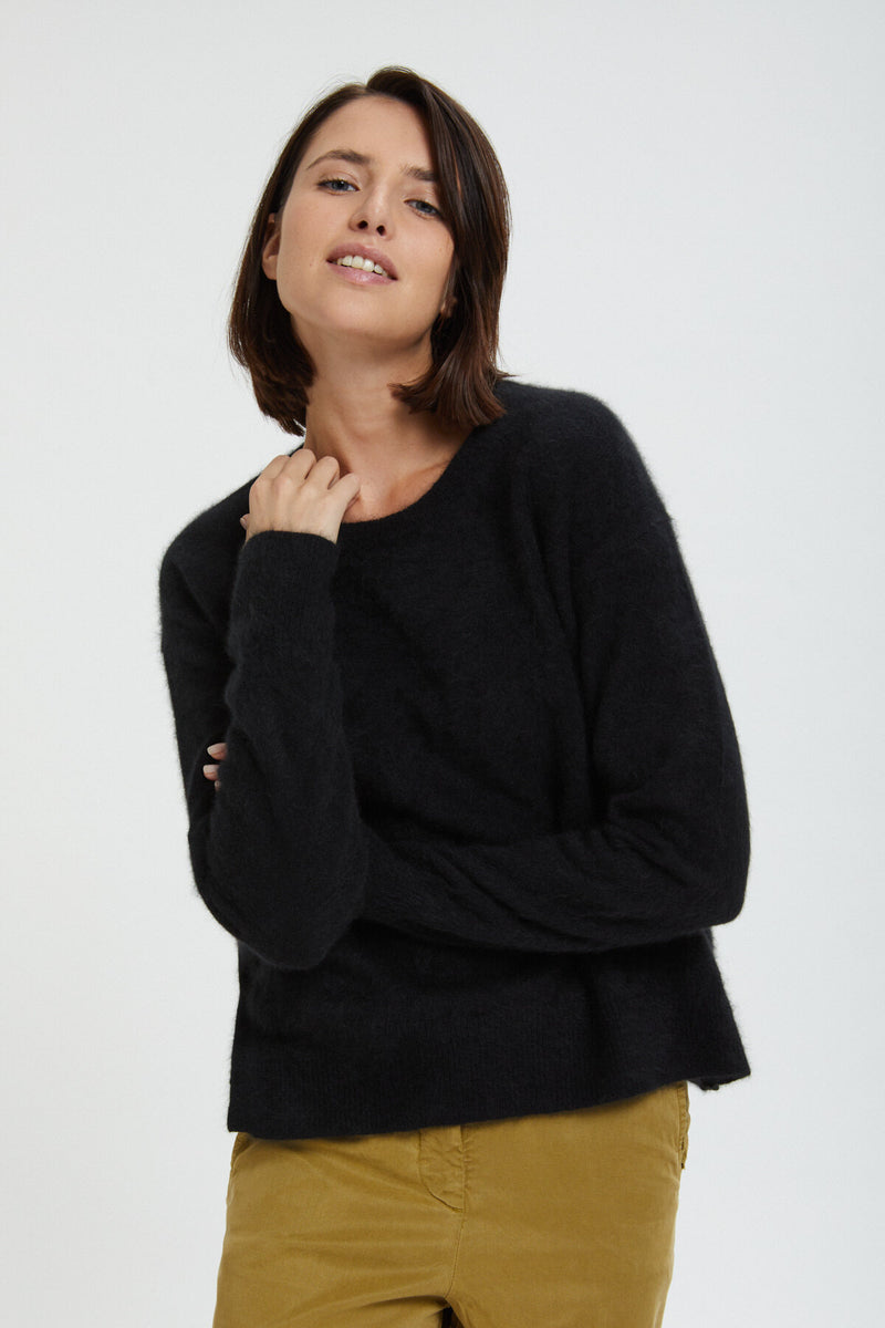 Long-sleeved crew-neck pullover